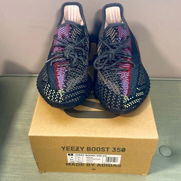 Yeezy Boost 350 v2 - Picture 1 of 5